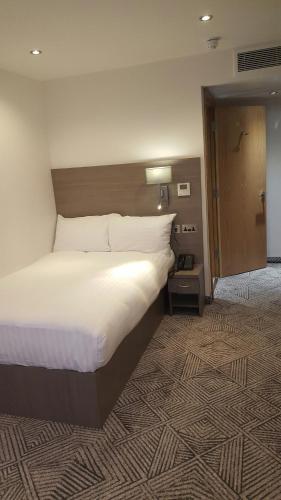 a bedroom with a large bed in a hotel room at The Lion & Key Hotel in London