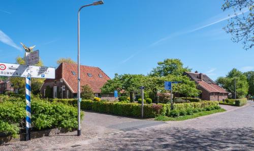 a street sign in front of a house at Herberg de Gouden Leeuw in Bronkhorst