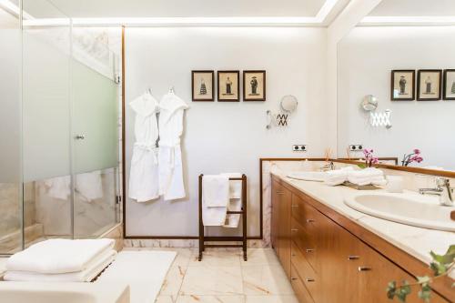 A bathroom at Velazquez Manor House