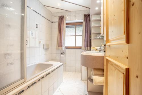 een badkamer met een bad en een wastafel bij Saxerhof in Schmirn