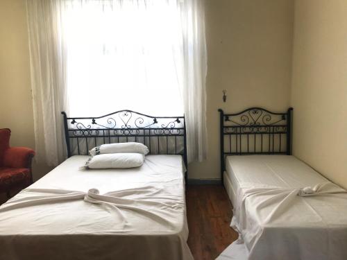 Postel nebo postele na pokoji v ubytování Bayraktar Konağı City Center