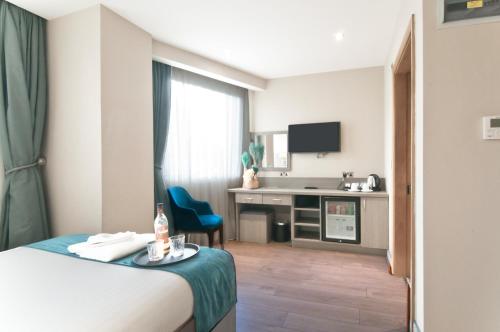 a hotel room with a bed and a desk at The Lion & Key Hotel in London