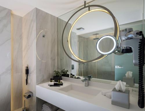 Un baño de Radisson Blu Park Hotel Athens