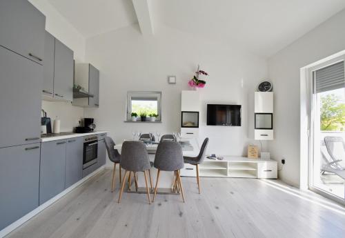 Bright and spacious apartment with grill ***