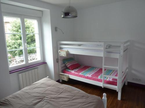 - une chambre avec deux lits superposés et un lit dans l'établissement Le Petit Bleu - Appt à 5m de la plage, à Dinard