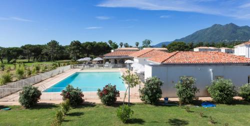 une image d'une villa avec piscine dans l'établissement Résidence Odalys Acqua Bella, à Poggio-Mezzana