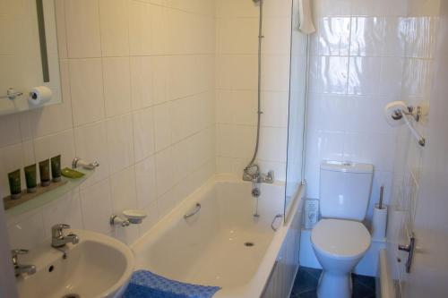 Bilik mandi di The Cherry Tree Guest House