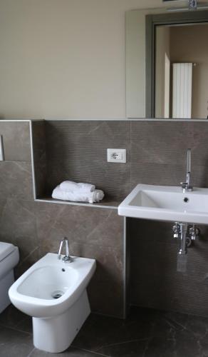 a bathroom with a sink and a toilet and a mirror at PVrooms in Campobasso