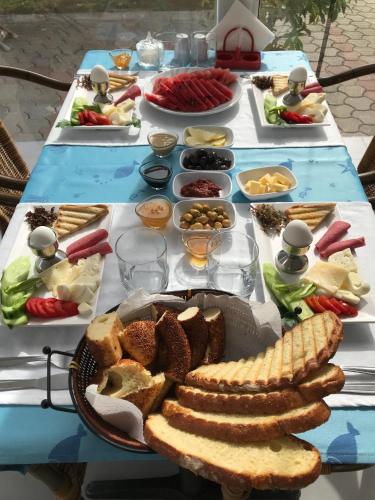 una mesa con un buffet de pan y otros alimentos en Minta Apart Hotel, en Kemer