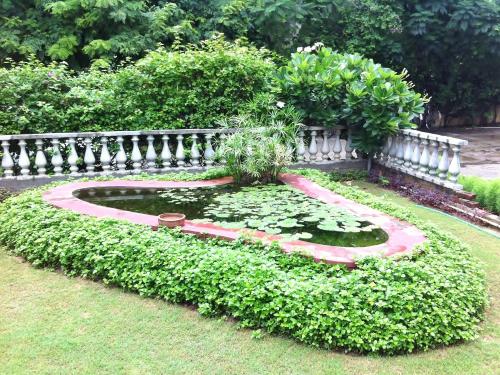 Un jardín fuera de Hotel Jai Niwas