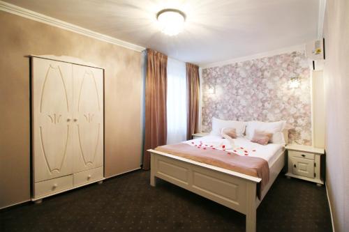 a bedroom with a bed with flowers on it at Select House in Sibiu