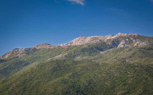 a mountain with a cross on top of it at Apartman Vendi in Zagvozd