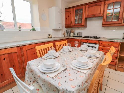 Kuchyň nebo kuchyňský kout v ubytování Magpie Cottage