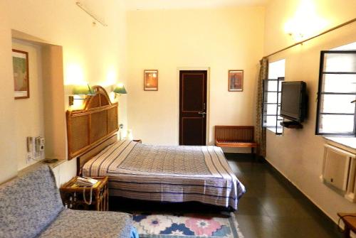 Una cama o camas en una habitación de Hotel Jai Niwas