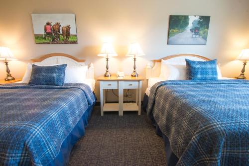 A bed or beds in a room at Blue Gate Garden Inn