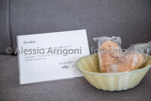 un tazón de galletas y una tarjeta junto a un cartel en BlueLake Inn, en Olginate