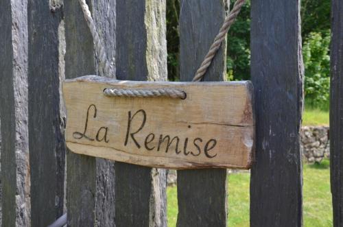 a sign that reads la rennes hanging on a fence at La Remise 4 étoiles in Saint-Hilaire-de-Mortagne