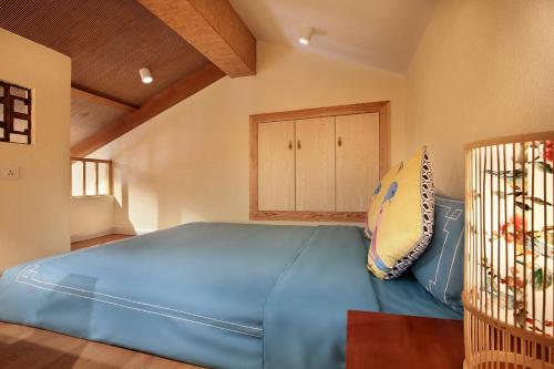 Una cama o camas en una habitación de The Beyond Villa Guilin Boutique Hotel