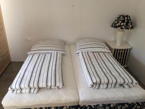 due cuscini su un letto in una stanza di Ferienhaus Am Lutherweg a Seeburg