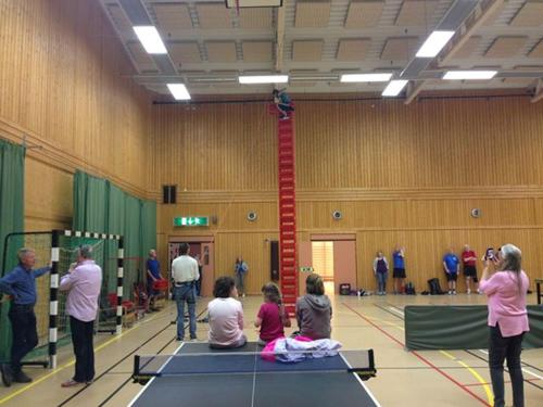 a group of people in a gym looking at a pole at Yxnerum Hotell in Yxnerum