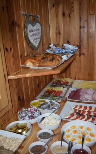 a table with a turkey and other food items at Penzion Sabina in Vernár