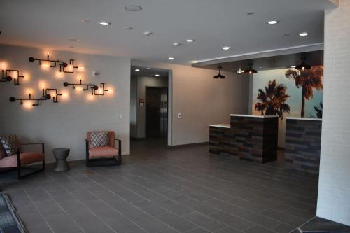 Гостиная зона в La Quinta Inn & Suites by Wyndham San Bernardino