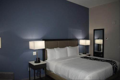 Кровать или кровати в номере La Quinta Inn & Suites by Wyndham San Bernardino