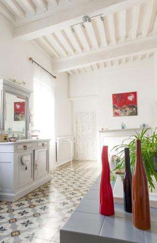 - un salon avec une table et des vases dans l'établissement Plume Et Pinceau, à Montdragon