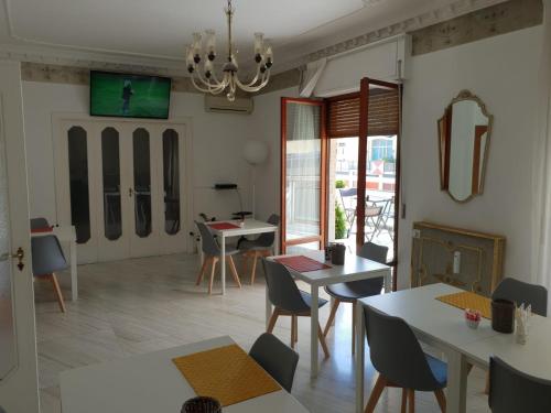 A television and/or entertainment centre at La Dimora del Conte