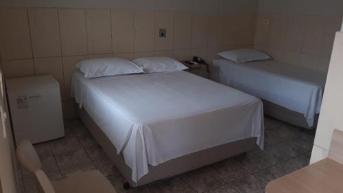 Uma cama ou camas num quarto em Hotel Maringa