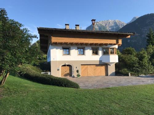 ローファーにあるHaus Bergsicht Loferの目の前のガレージ付き家