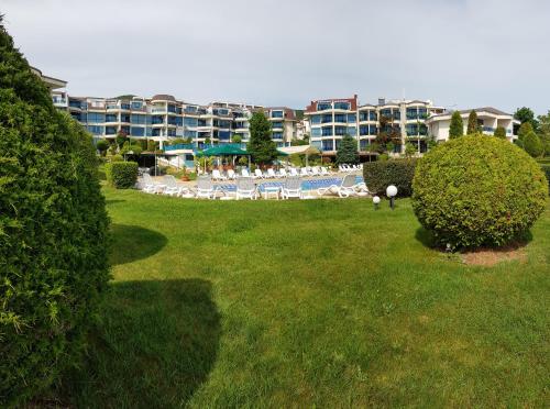 a lawn with a swimming pool and a resort at Riviera Complex 6 in Sveti Vlas