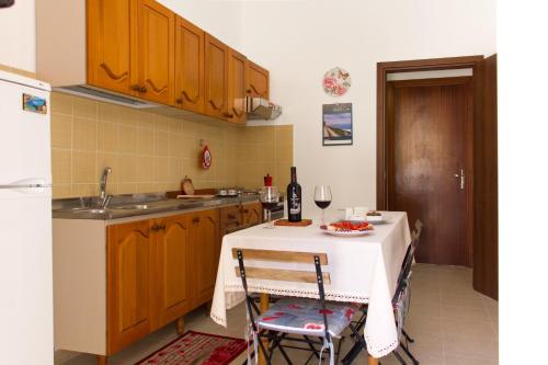 Kuchyň nebo kuchyňský kout v ubytování Il Cortile della Giara