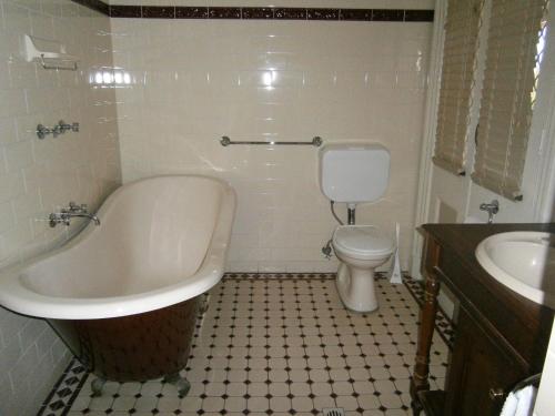 Bilik mandi di Hydro Hotel