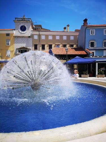 a water fountain in the middle of a pool at Naomi's Sunshine in Cres