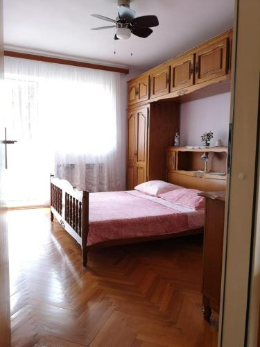 a bedroom with a bed and a ceiling fan at Naomi's Sunshine in Cres