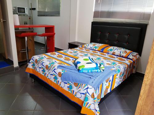 Un pat sau paturi într-o cameră la New Cozy Apartment in the Poblado, San Lucas