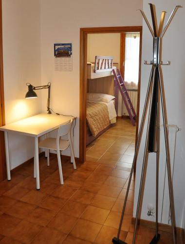 a desk and a tripod in a room with a bedroom at GiaLoSa Biker House in Villa Verucchio