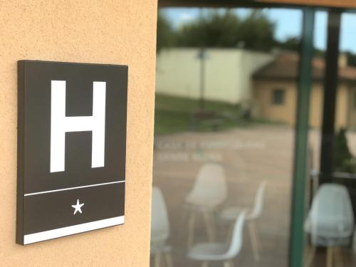 a sign on the side of a building with chairs at Casa Santa Elena in Santa Cristina d'Aro