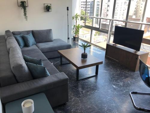 uma sala de estar com um sofá e uma mesa de centro em Ladadika 5th Floor em Tessalônica