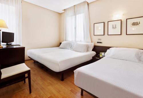 Postel nebo postele na pokoji v ubytování Hotel Sercotel Tudela Bardenas