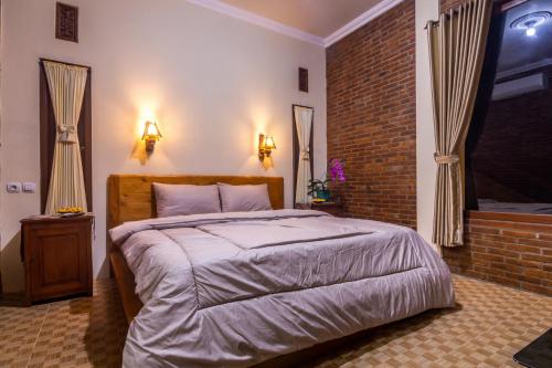 מיטה או מיטות בחדר ב-Maher House Borobudur