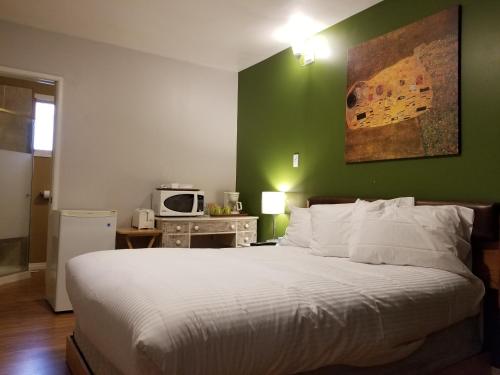 Un pat sau paturi într-o cameră la Sun Plaza Motel