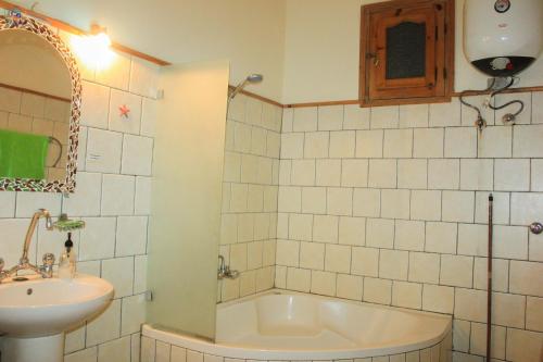 達哈布的住宿－Dahabcastle，浴室配有盥洗盆、浴缸和盥洗盆