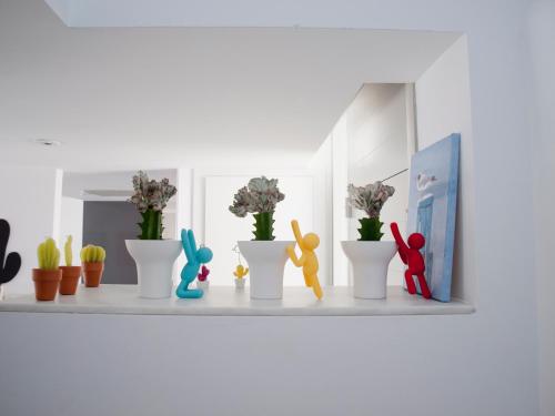 a shelf with vases with flowers in them at Casa David in Las Negras