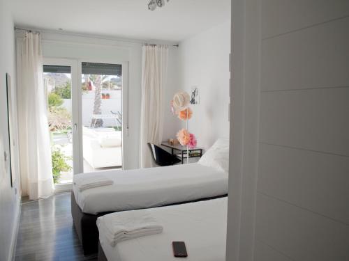 a bedroom with two beds and a door with a window at Casa David in Las Negras