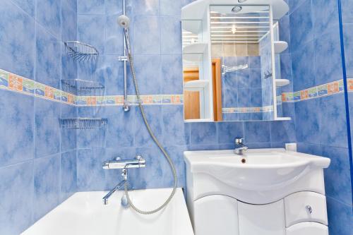 モスクワにあるKvartiraSvobodna - Apartments at Proletarskayaの青いバスルーム(シンク、シャワー付)