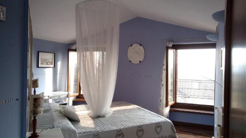a bedroom with a bed with a mosquito net at Casa Vacanze Principesca in Pescantina