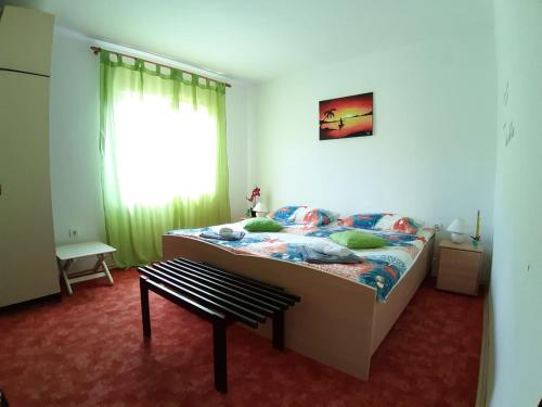 1 dormitorio con cama con banco y ventana en APP Veselica, en Umag