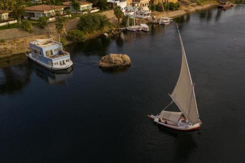 Vista de un río cerca de este barco